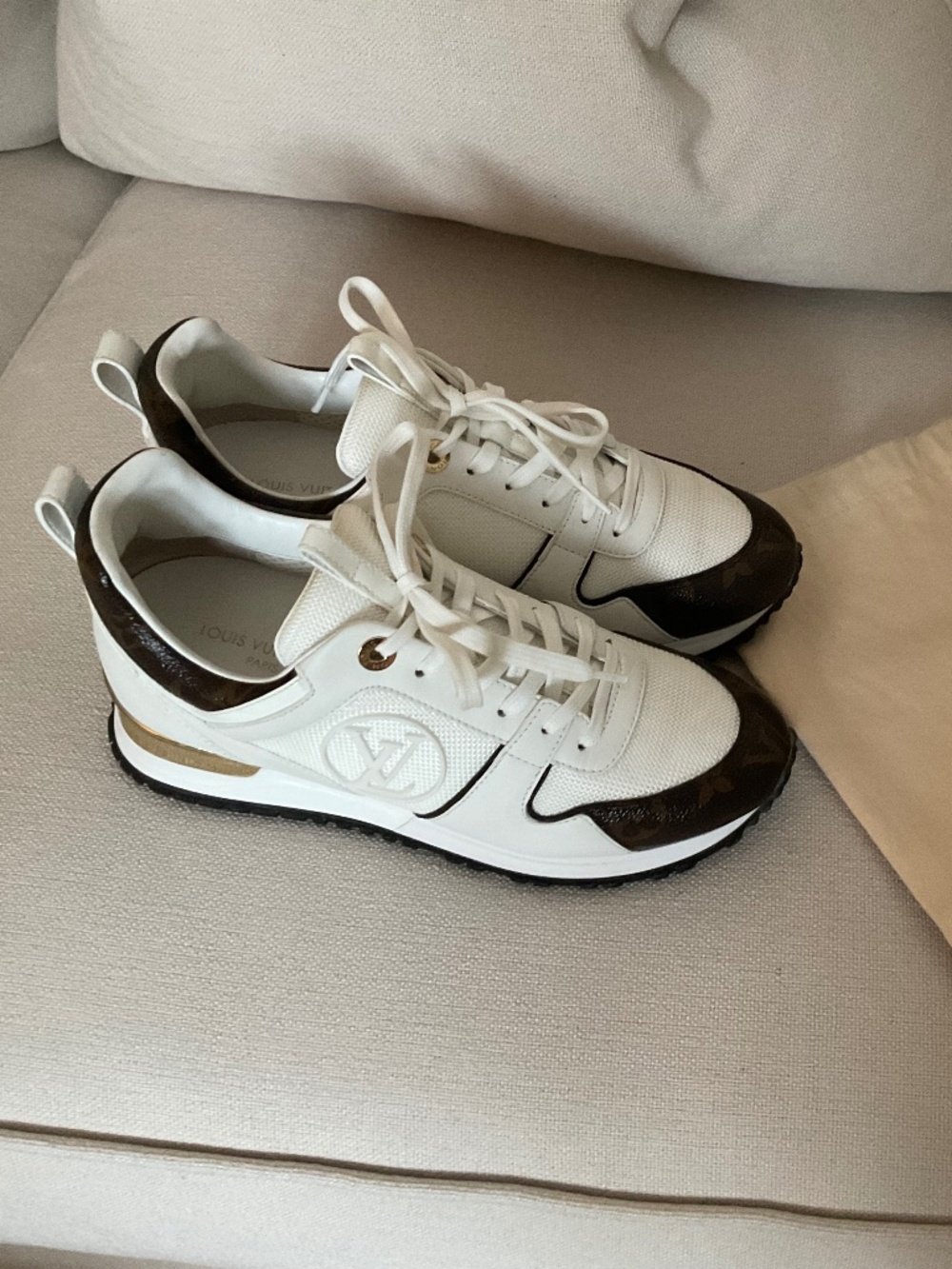 LOUIS VUITTON RUN AWAY WHITE CLASSIC MONOGRAM SNEAKER SIZE 37 IT . - Picture 3 of 16